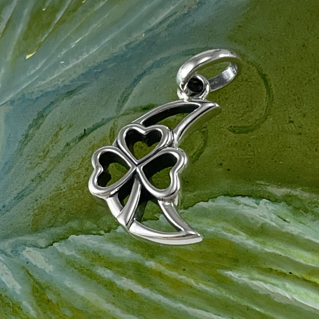 The Shamrock in Crescent Moon Silver Pendant TPD5268